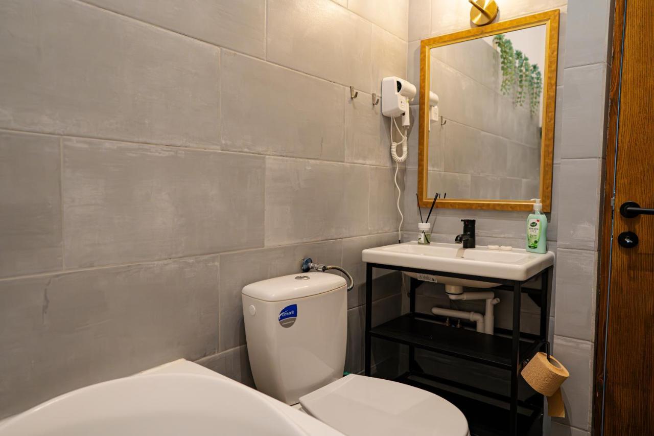 Old Town Jacuzzi Studio บูคาเรสต์ ภายนอก รูปภาพ