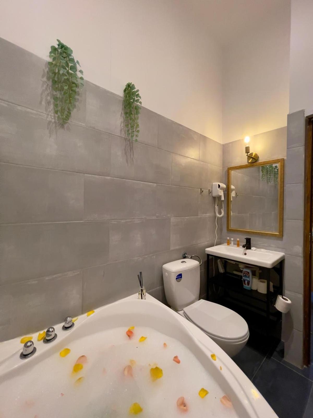 Old Town Jacuzzi Studio บูคาเรสต์ ภายนอก รูปภาพ