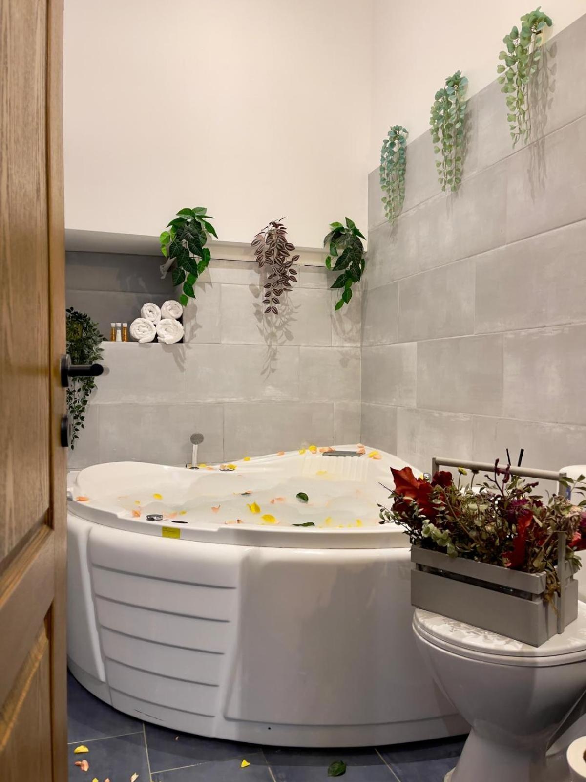 Old Town Jacuzzi Studio บูคาเรสต์ ภายนอก รูปภาพ